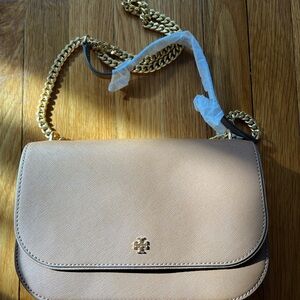 Tory Burch EMERSON E/W FLAP ADJUSTABLE SHOULDER BAG In Brown